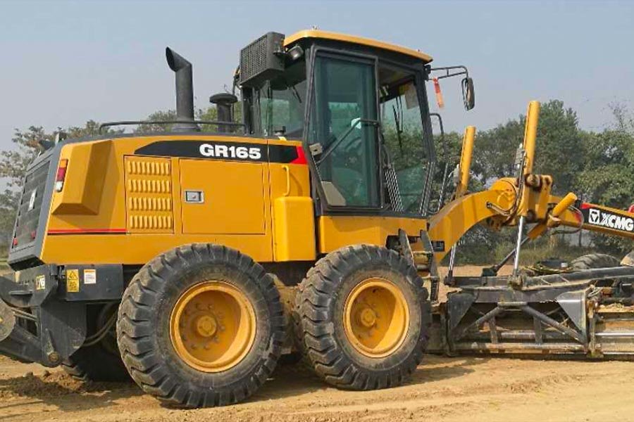 An XCMG grader at a job site.
