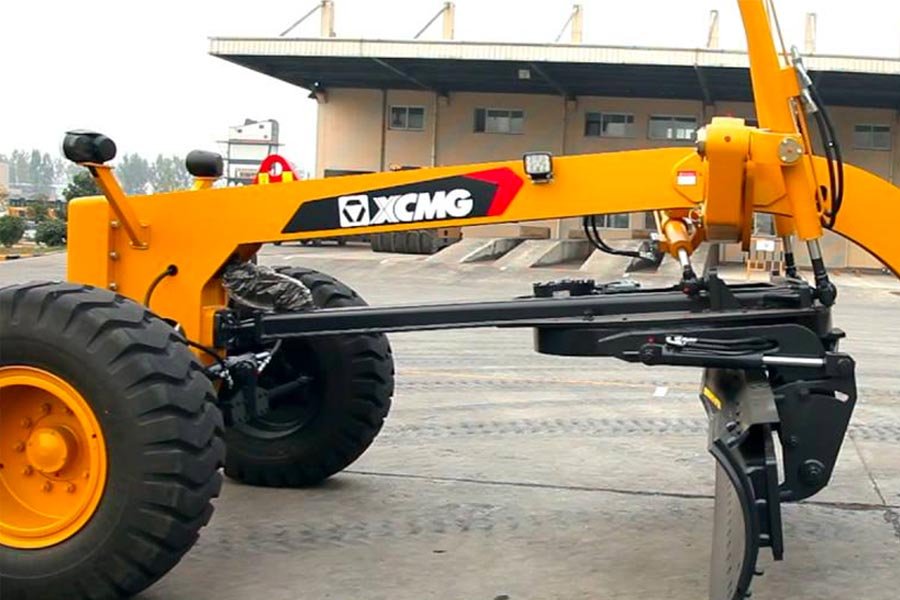 An XCMG grader at a job site.